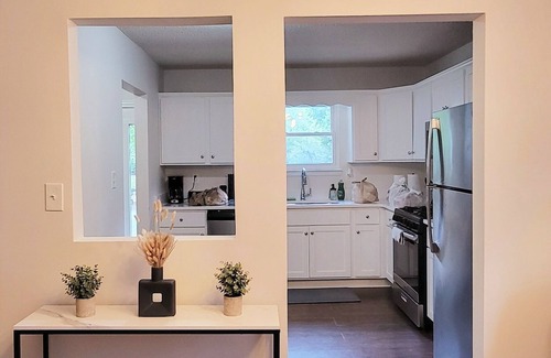 Smyrna House | Stylish 2BR Townhome 1.6 miles to the Battery!