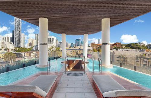 Fortitude Valley Apartment | Stylish 2BR with Story Bridge & Fireworks Views
