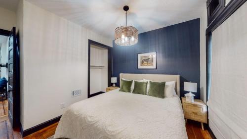 Old Louisville Apartment | Stylish 2nd Floor Apartment with Pool Table Office Space near Churchill Downs