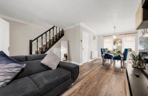 Cheetham Hill House | Stylish 3-Bed Close to MCR City Centre for 8 Guests