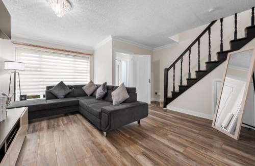 Cheetham Hill House | Stylish 3-Bed Close to MCR City Centre for 8 Guests