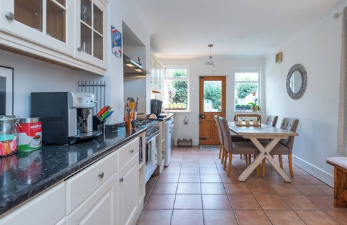 London Borough of Hounslow House | Stylish 3-Bed House in Brentford, near Richmond