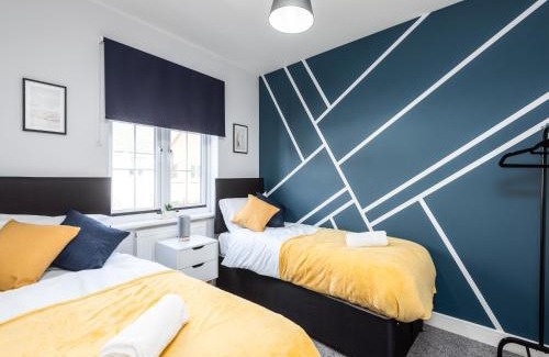 Ashford House | Stylish 3 Bed House For 5- City Central - Free Parking