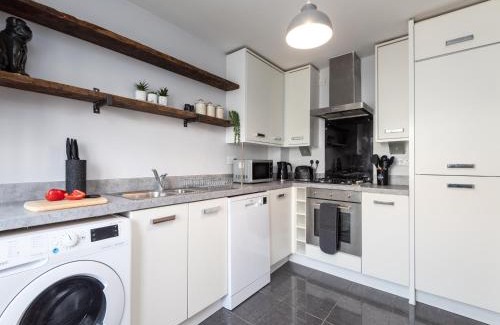 Ashford House | Stylish 3 Bed House For 5- City Central - Free Parking