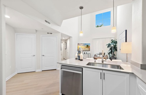 Irvine Business Complex Apartment | Stylish 3 Bed in the Heart of Irvine. Centrally Located, Beautifully Decorated.
