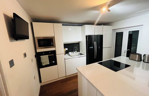 Great Linford House | Stylish 3 Bedroom + 2 Bathroom Townhome near Central Milton Keynes with Balcony