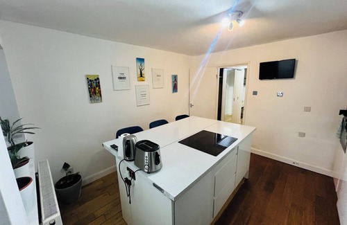 Great Linford House | Stylish 3 Bedroom + 2 Bathroom Townhome near Central Milton Keynes with Balcony