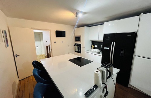 Great Linford House | Stylish 3 Bedroom + 2 Bathroom Townhome near Central Milton Keynes with Balcony