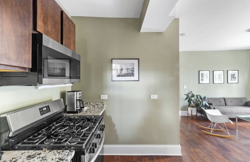Chicago Apartment | Stylish 3-bedroom apartment in Humboldt Park with AC