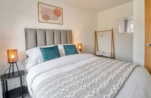 Spetchley House | Stylish 3 Bedroom House with Parking