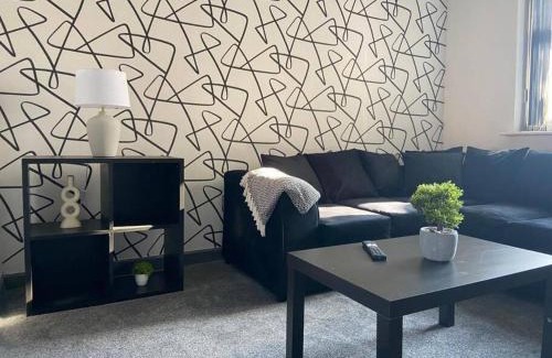 Golborne House | Stylish 3-Bedroom House in Warrington - Sleeps 5