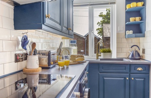Windsor City Centre House | Stylish 3 bedroom property in central Windsor with parking