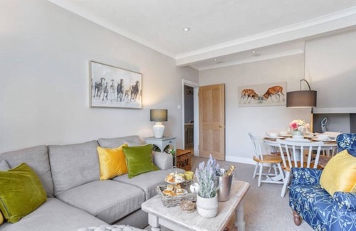 Windsor City Centre House | Stylish 3 bedroom property in central Windsor with parking