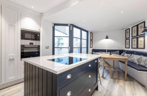 Kensington House | Stylish 3-Bedroom Terrace House Near Earls Court
