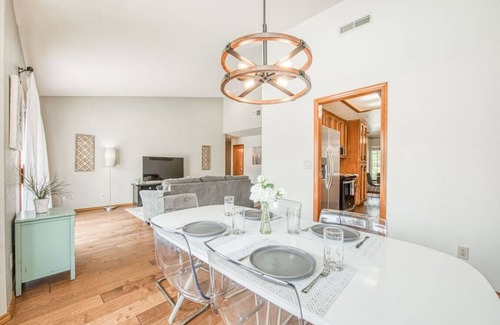 Raisin House | Stylish 3BR/2BA with Pool