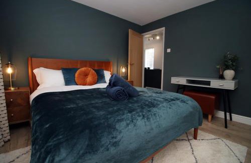 Newton St Loe House | Stylish 3BR Bath Home, Sleeps 6, Driveway Parking, Families and Contractors