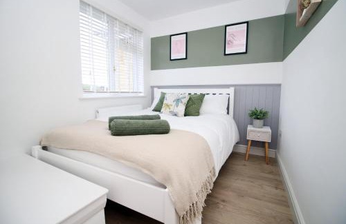 Newton St Loe House | Stylish 3BR Bath Home, Sleeps 6, Driveway Parking, Families and Contractors