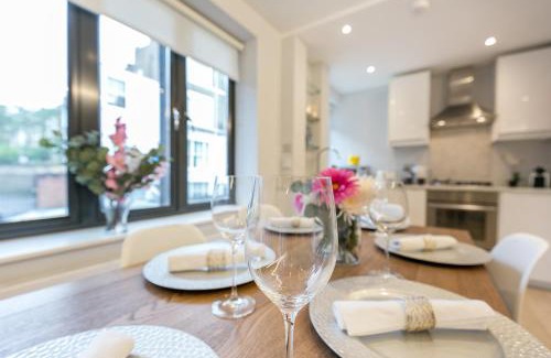 Notting Hill Apartment | Stylish 3BR Bohemian Retreat by Portobello