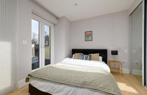 Butetown Apartment | Stylish 3BR Cardiff Apt with Balcony and Parking!