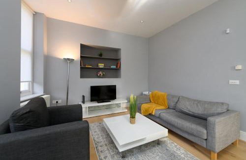 Butetown Apartment | Stylish 3BR Cardiff Apt with Balcony and Parking!