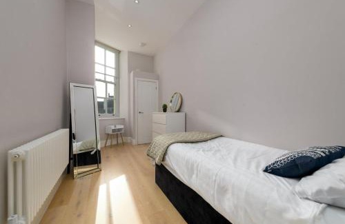 Butetown Apartment | Stylish 3BR Cardiff Apt with Balcony and Parking!