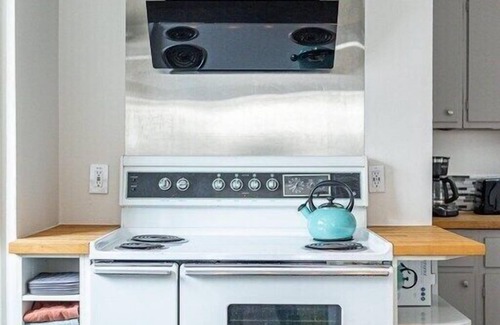South Bend House | Stylish 3br Cozy Home 10min Drive from ND!
