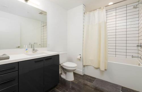 Downtown Los Angeles Apartment | Stylish 3BR High-Rise with Pool, Hot Tub & Rooftop Views