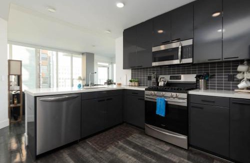 Downtown Los Angeles Apartment | Stylish 3BR High-Rise with Pool, Hot Tub & Rooftop Views
