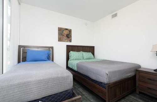 Downtown Los Angeles Apartment | Stylish 3BR High-Rise with Pool, Hot Tub & Rooftop Views