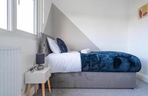 Langley Marish Apartment | Stylish 3BR Home, Sleeps 5, Contractor Deal-Friendly, Near M25, Free Parking