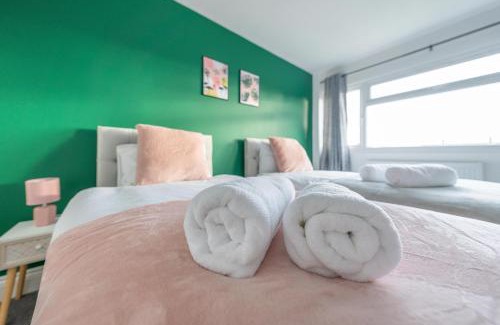 Langley Marish Apartment | Stylish 3BR Home, Sleeps 5, Contractor Deal-Friendly, Near M25, Free Parking