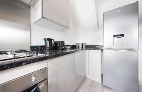 Langley Marish Apartment | Stylish 3BR Home, Sleeps 5, Contractor Deal-Friendly, Near M25, Free Parking