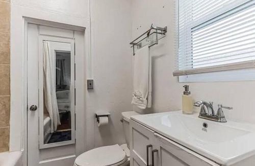 Southside House | Stylish 3BR Home & Hottub Near Beaches & Downtown