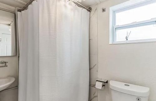 Southside House | Stylish 3BR Home & Hottub Near Beaches & Downtown