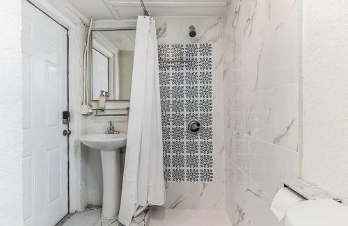 Southside House | Stylish 3BR Home & Hottub Near Beaches & Downtown