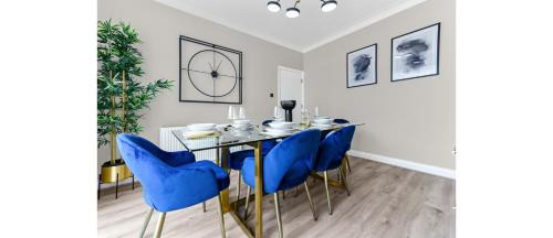 Tottenham Apartment | Stylish 3BR Home with Garden Sleeps 6