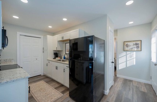 Lynchburg House | *Stylish 3BR Townhouse- Free Wi-Fi + Free Parking*