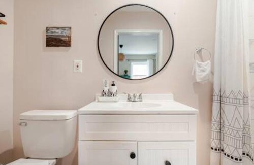 Washington House | Stylish 3BR Townhouse with Backyard,and Easy Parking