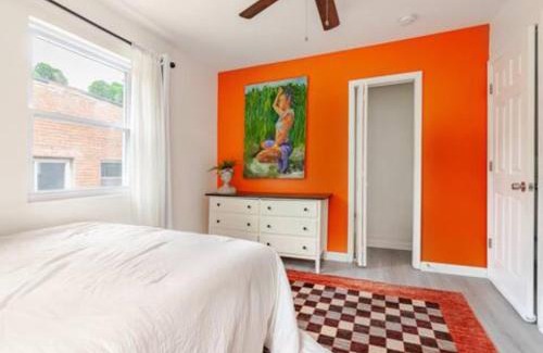 Washington House | Stylish 3BR Townhouse with Backyard,and Easy Parking