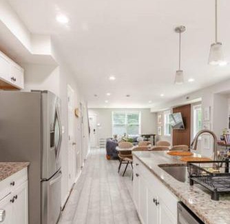 Washington House | Stylish 3BR Townhouse with Backyard,and Easy Parking
