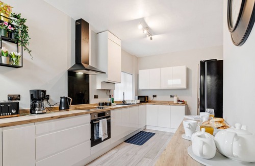 Manchester House | Stylish 4-Bed Home with On-Street Parking