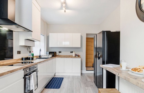 Manchester House | Stylish 4-Bed Home with On-Street Parking