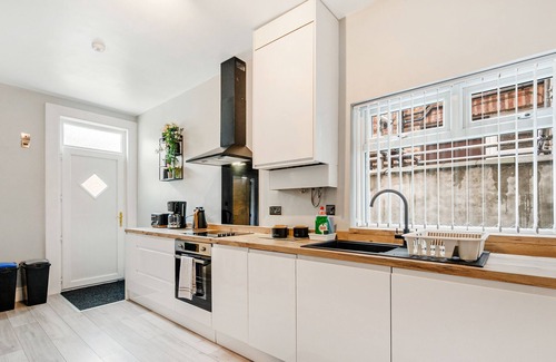 Manchester House | Stylish 4-Bed Home with On-Street Parking