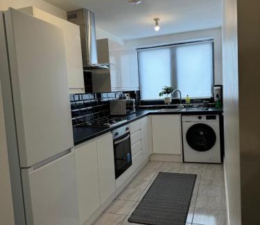 Canning Town Apartment | Stylish 4 Bd Ft LDN Parking