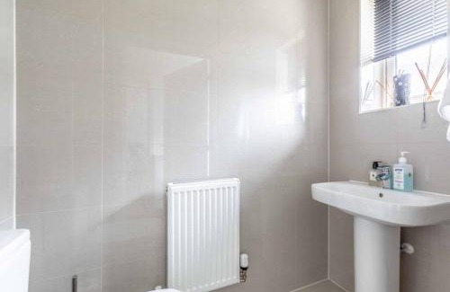 Slough House | STYLISH 4 BED/2 BATH & PARKING - PINEWOOD/HEATHROW