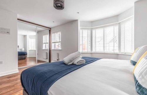 Slough House | STYLISH 4 BED/2 BATH & PARKING - PINEWOOD/HEATHROW