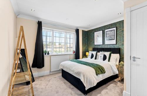 Bracknell House | Stylish 4 bed in Bracknell with Games Room