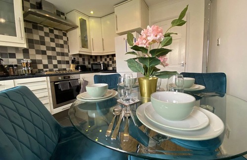 Milton Keynes House | Stylish 4 Bedroom House