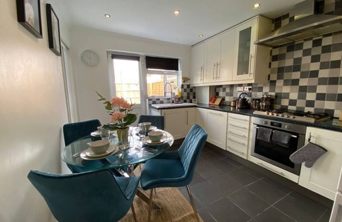 Milton Keynes House | Stylish 4 Bedroom House