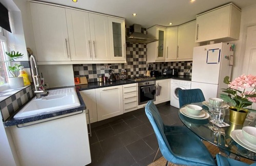 Milton Keynes House | Stylish 4 Bedroom House